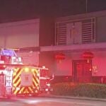 Imagen del fuego provocado por la quema de uno documentos dentro de la sede diplomática china en Houston