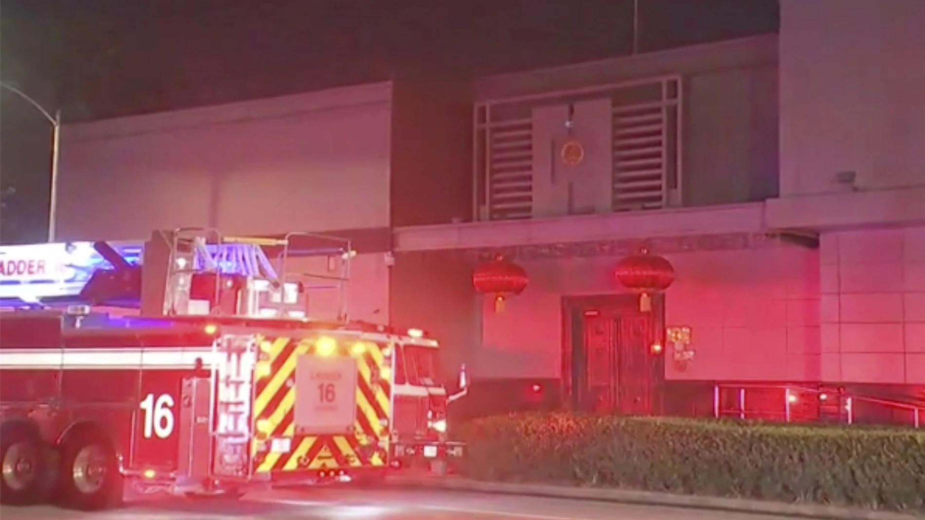 Imagen del fuego provocado por la quema de uno documentos dentro de la sede diplomática china en Houston