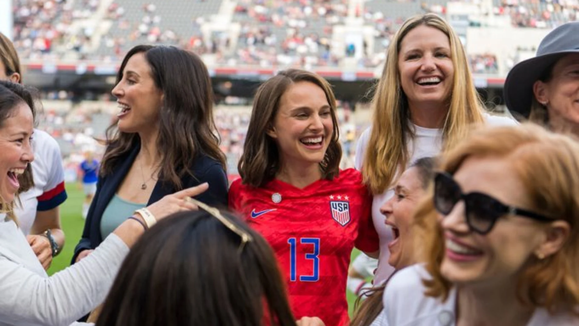 Natalie Portman se ha unido a otras actrices para llevar el fútbol femenino a Los Ángeles.