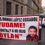 Juanita Pérez, mamá del pequeño Dylan, se manifestó este miércoles afuera de Palacio Nacional, en Ciudad de México (México)
