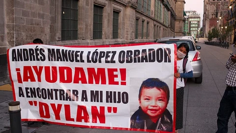 Juanita Pérez, mamá del pequeño Dylan, se manifestó este miércoles afuera de Palacio Nacional, en Ciudad de México (México)