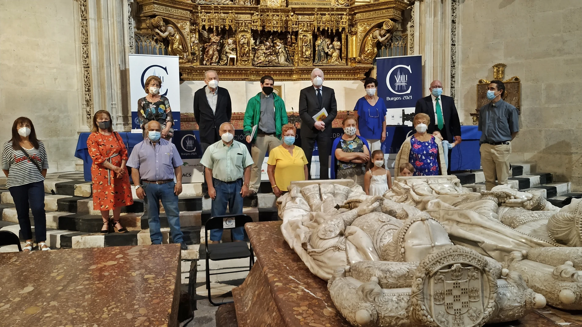 Foto de familia de los vecinos de Cardeñuela Riopico con representantes de la Fundación, entre ellos, Antonio Miguel Méndez Pozo