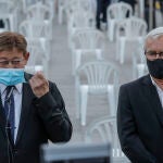 El alcalde de València, Joan Ribó y el president de la Generalitat, Ximo Puig, asisten al acto cívico en recuerdo de las víctimas de la pandemia y en homenaje a los servicios esenciales de la ciudad, en la Plaza del Ayuntamiento de Valencia.