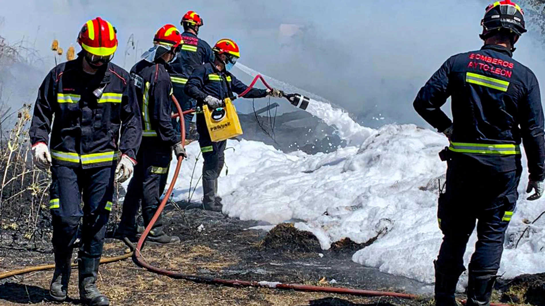 Los Bomberos de León intervienen en un incendio en las inmediaciones de la depuradora