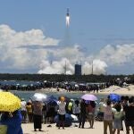 Chinos observan el lanzamiento del cohete Larga Marcha 5 transportando la misión Tianwen-1 a Marte
