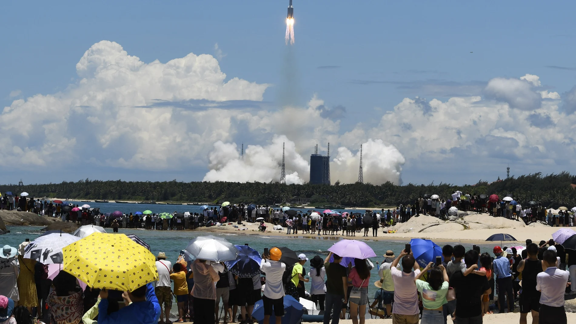 Chinos observan el lanzamiento del cohete Larga Marcha 5 transportando la misión Tianwen-1 a Marte