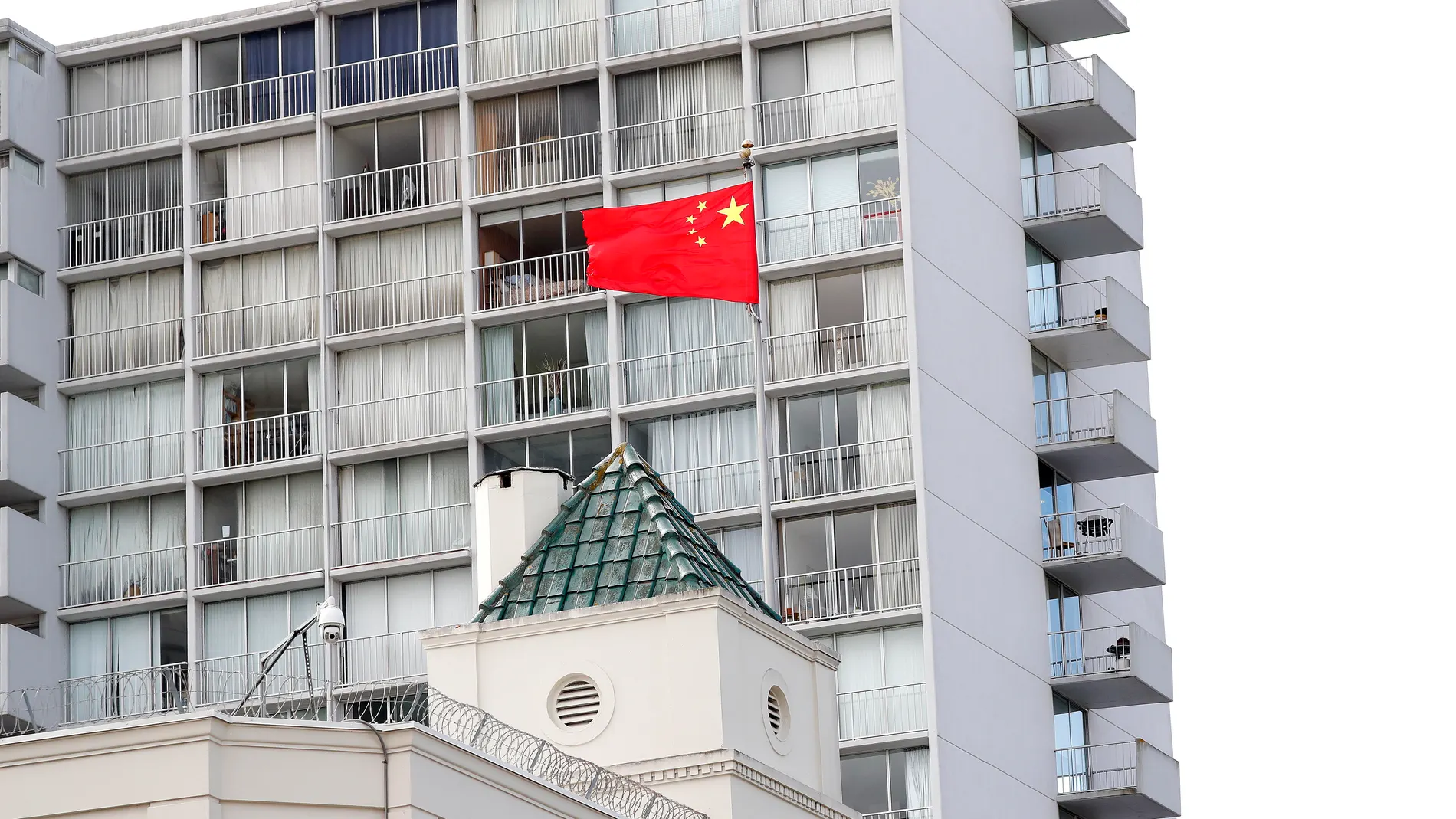 Exterior del consulado de China en San Francisco donde se oculta una científica china fugitiva de la Justicia americana