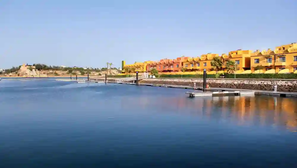 Los tonos ocres de los edificios que componen el resort Tivoli Marina Portimão destacan entre la marina de Portimão y la Playa de Rocha, con el río Arade a sus pies conformando una ubicación única