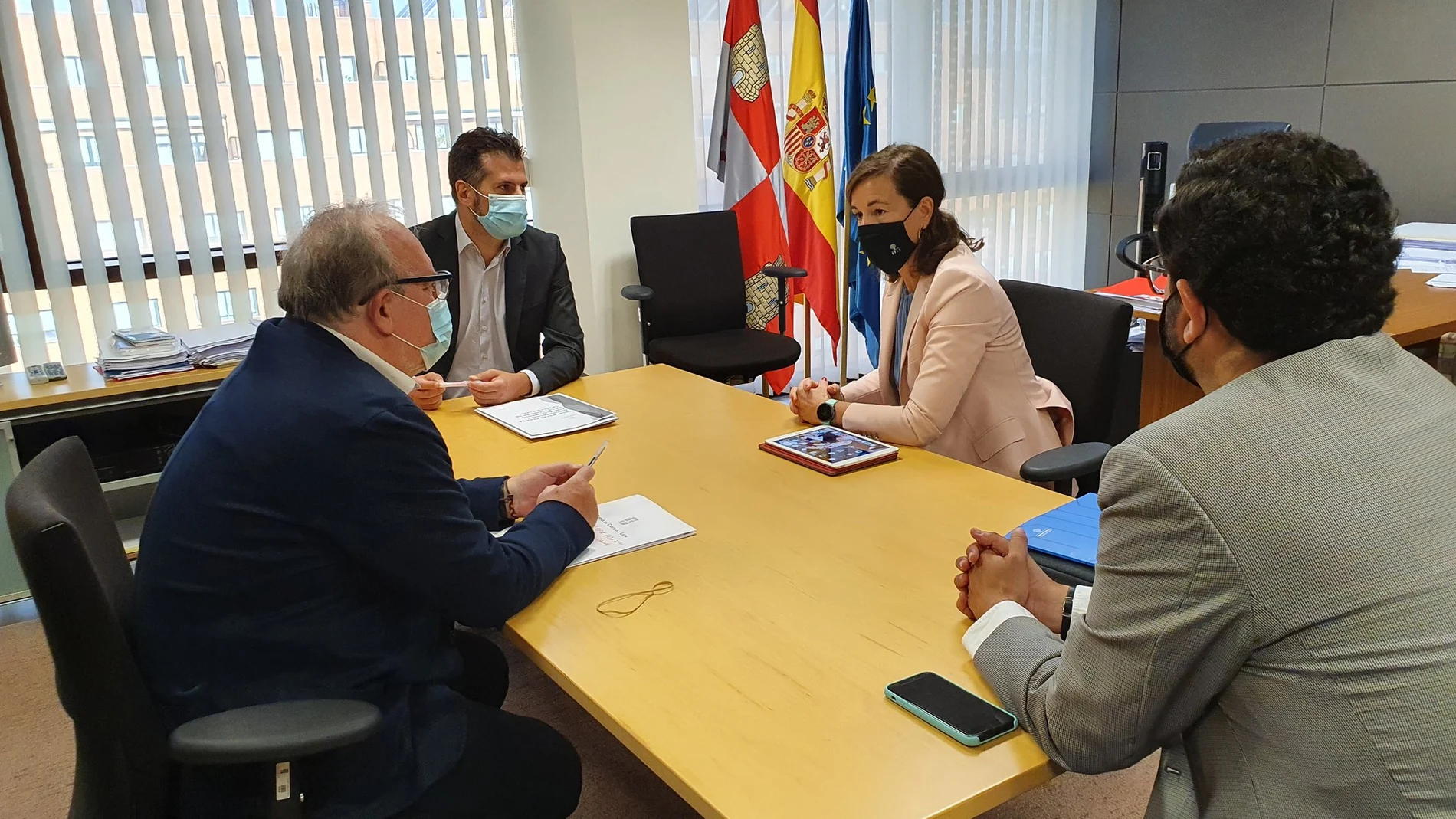 El líder del PSOE en Castilla y León mantiene una reunión con la presidenta de Empresa Familiar en la Comunidad, Rocío Hervella
