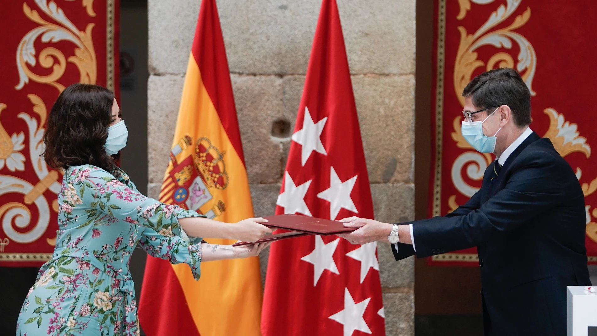 Isabel Díaz Ayuso, ha presentado hoy el nuevo Carné Joven junto al presidente de Bankia, José Ignacio Goirigolzarri
