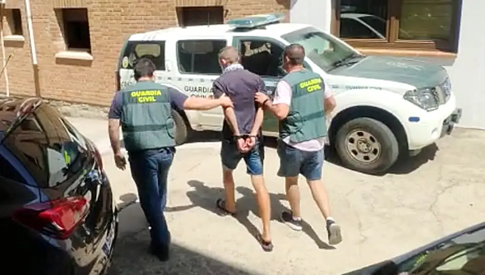 La Guardia Civil detiene a dos personas como presuntos autores de los delitos de estafa, robo en interior de vehículo y hurto, en la comarca abulense del Tiétar
