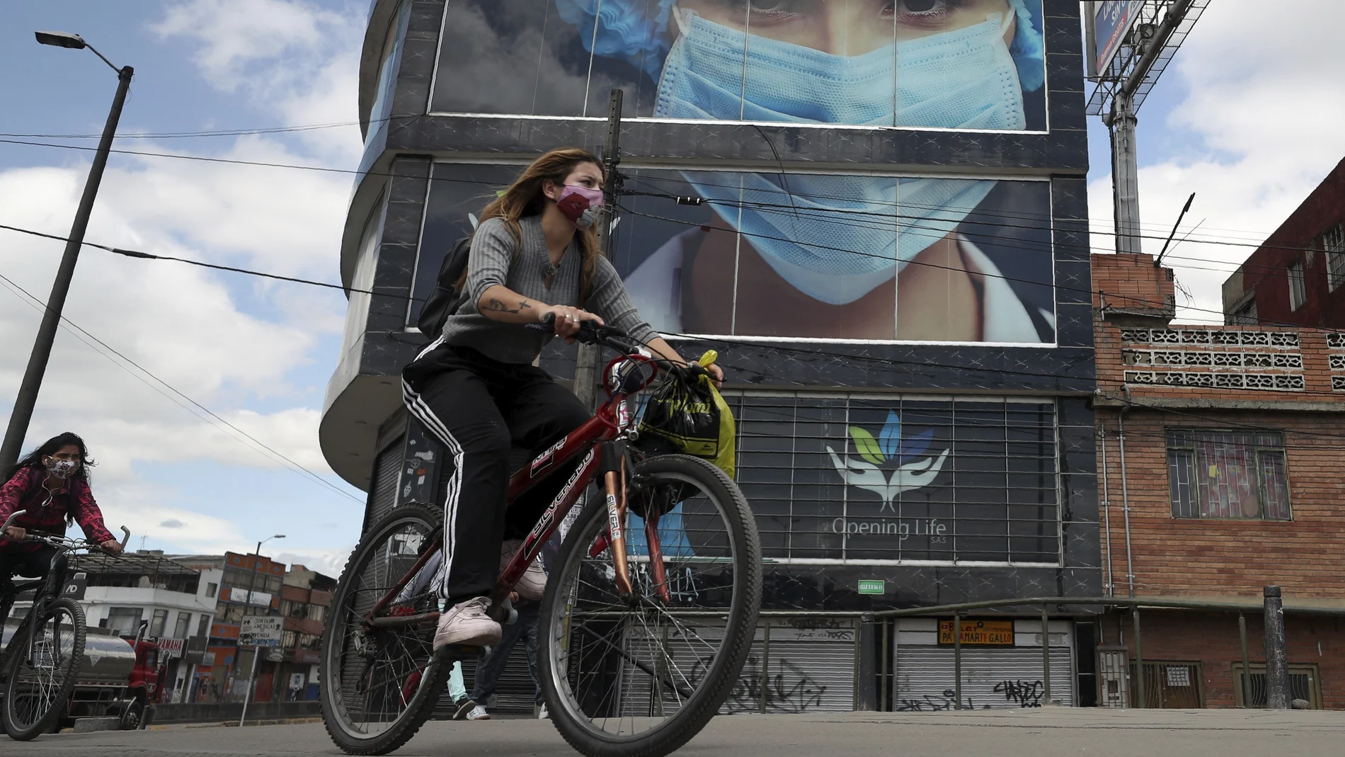 Una mujer pasea en bicicleta en Bogotá
