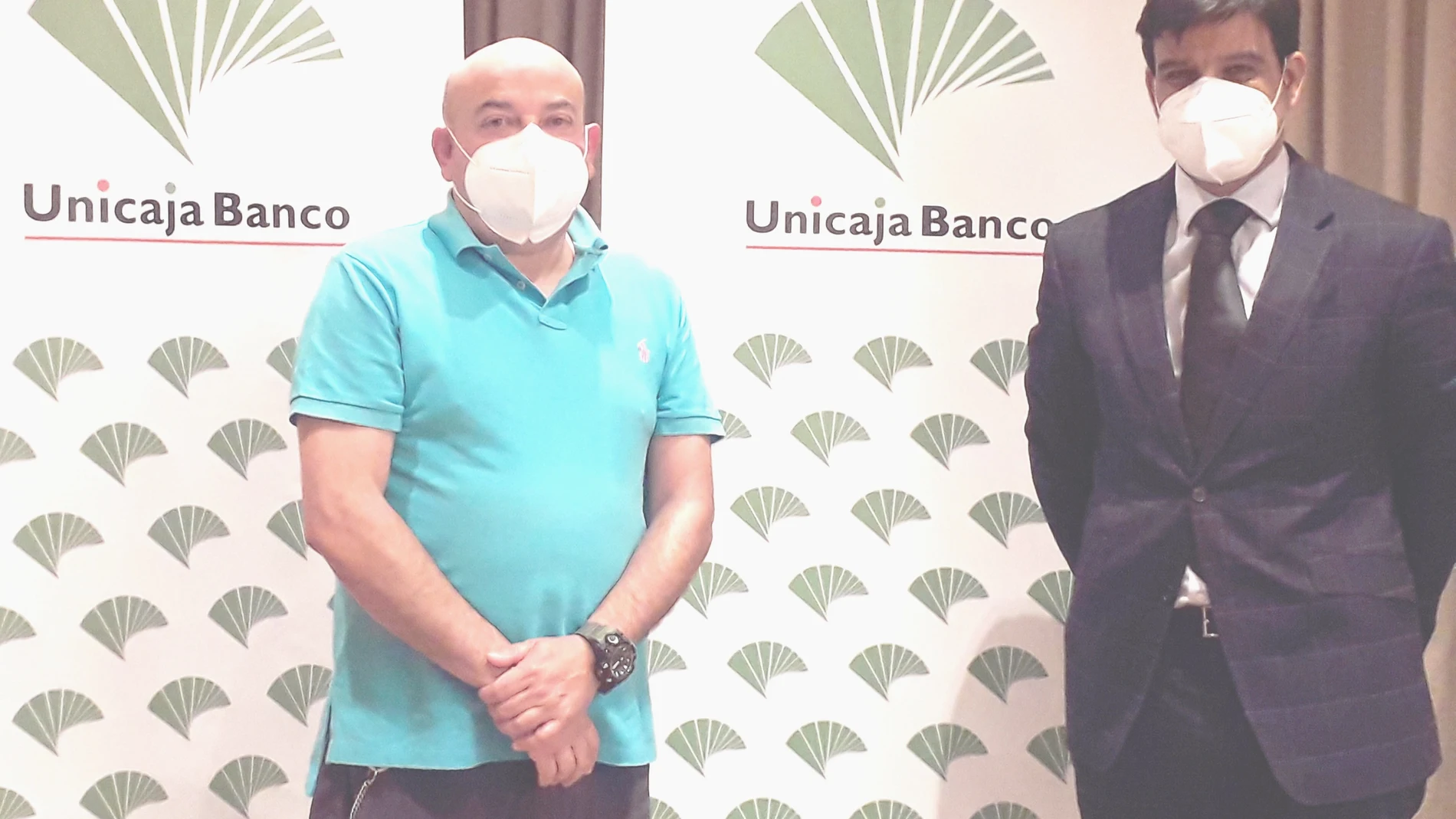 El Director Territorial de Unicaja Banco en Valladolid, Manuel Rubio y el Presidente de la Cooperativa Radio-Taxi Valladolid, Ángel Luis Lorenzo.