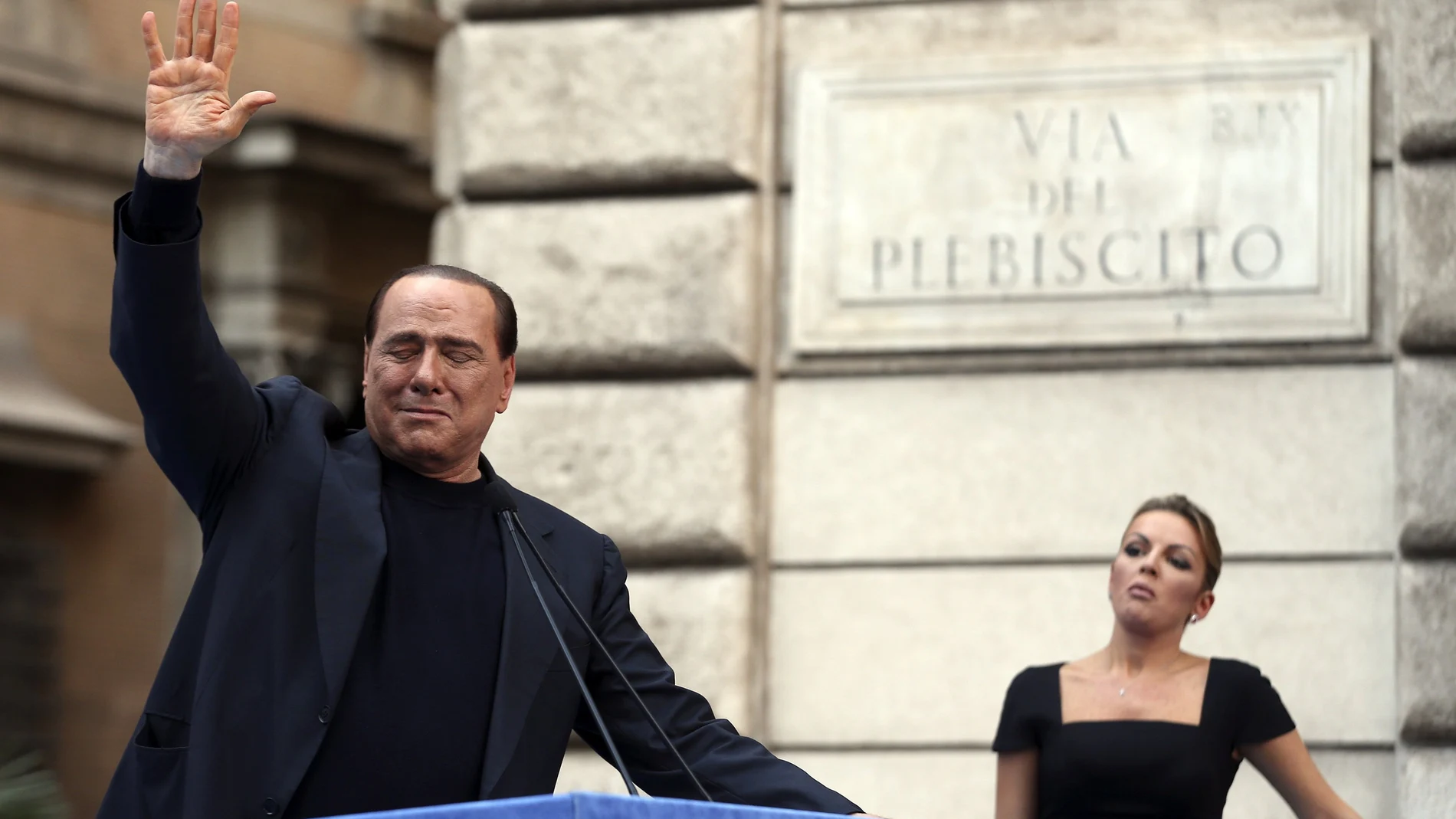 RNPS - PICTURES OF THE YEAR 2013 - Former Italian Prime Minister Silvio Berlusconi waves to supporters as his girlfriend Francesca Pascale looks on during a rally to protest his tax fraud conviction, outside his palace in central Rome August 4, 2013. Tensions in Italy's squabbling coalition heightened ahead of a rally by supporters of Berlusconi in Rome in protest at a tax fraud conviction that threatens his future in politics and the fragile government. REUTERS/Alessandro Bianchi (ITALY - Tags: POLITICS CIVIL UNREST TPX)