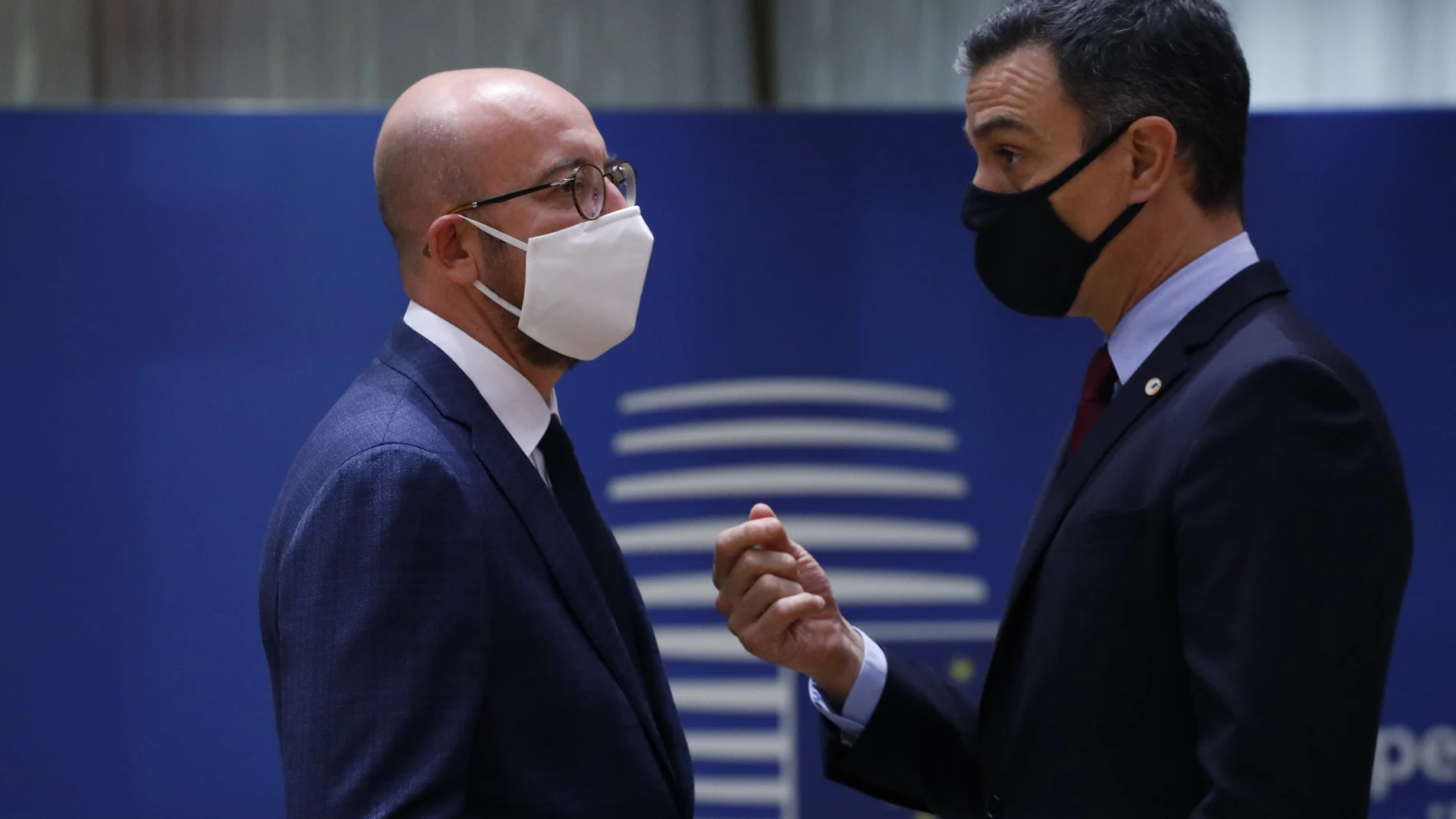 El presidente del Gobierno, Pedro Sánchez, habla con el presidente del Consejo Europeo, Charles Michel, durante la pasada cumbre de la UE en Bruselas