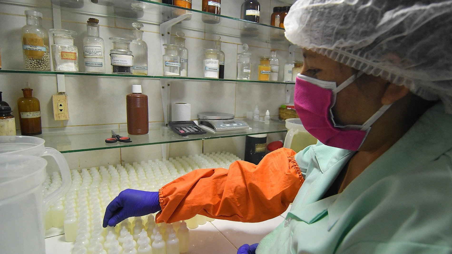 Dióxido de cloro, una controvertida cura para la COVID-19 en Bolivia