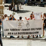 Un grupo de trabajadores del sector taurino, a las puertas del Ayuntamiento de Toledo