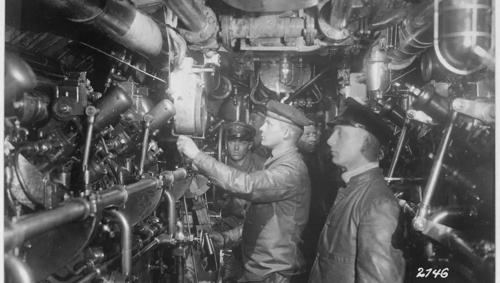 Sala de motores de un submarino alemán propulsado por gasolina.
