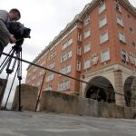 Un cámara toma imágenes del hotel de La Coruña, donde se encuentran aislados los jugadores y el cuerpo técnico del Fuenlabrada