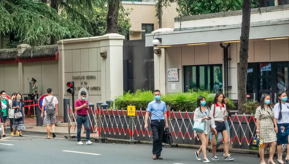 Chengdu (China), 23/07/2020.- People walk in front of the US consulate in Chengdu, Sichuan province, China, 23 July 2020 (issued 24 July 2020). The US Consulate General in the southwestern Chinese city of Chengdu has been ordered to cease operations as a reciprocal measure to the closure of the Chinese consulate in Houston, Texas. The decision to close China's consulate general in Houston was made to protect American intellectual property and the private information of its citizens, said US State Department spokesperson Morgan Ortagus. (Estados Unidos) EFE/EPA/STR CHINA OUT