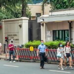 Chengdu (China), 23/07/2020.- People walk in front of the US consulate in Chengdu, Sichuan province, China, 23 July 2020 (issued 24 July 2020). The US Consulate General in the southwestern Chinese city of Chengdu has been ordered to cease operations as a reciprocal measure to the closure of the Chinese consulate in Houston, Texas. The decision to close China's consulate general in Houston was made to protect American intellectual property and the private information of its citizens, said US State Department spokesperson Morgan Ortagus. (Estados Unidos) EFE/EPA/STR CHINA OUT