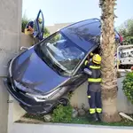  Rescatados los ocupantes de un vehículo que quedó colgando entre una palmera y la pared