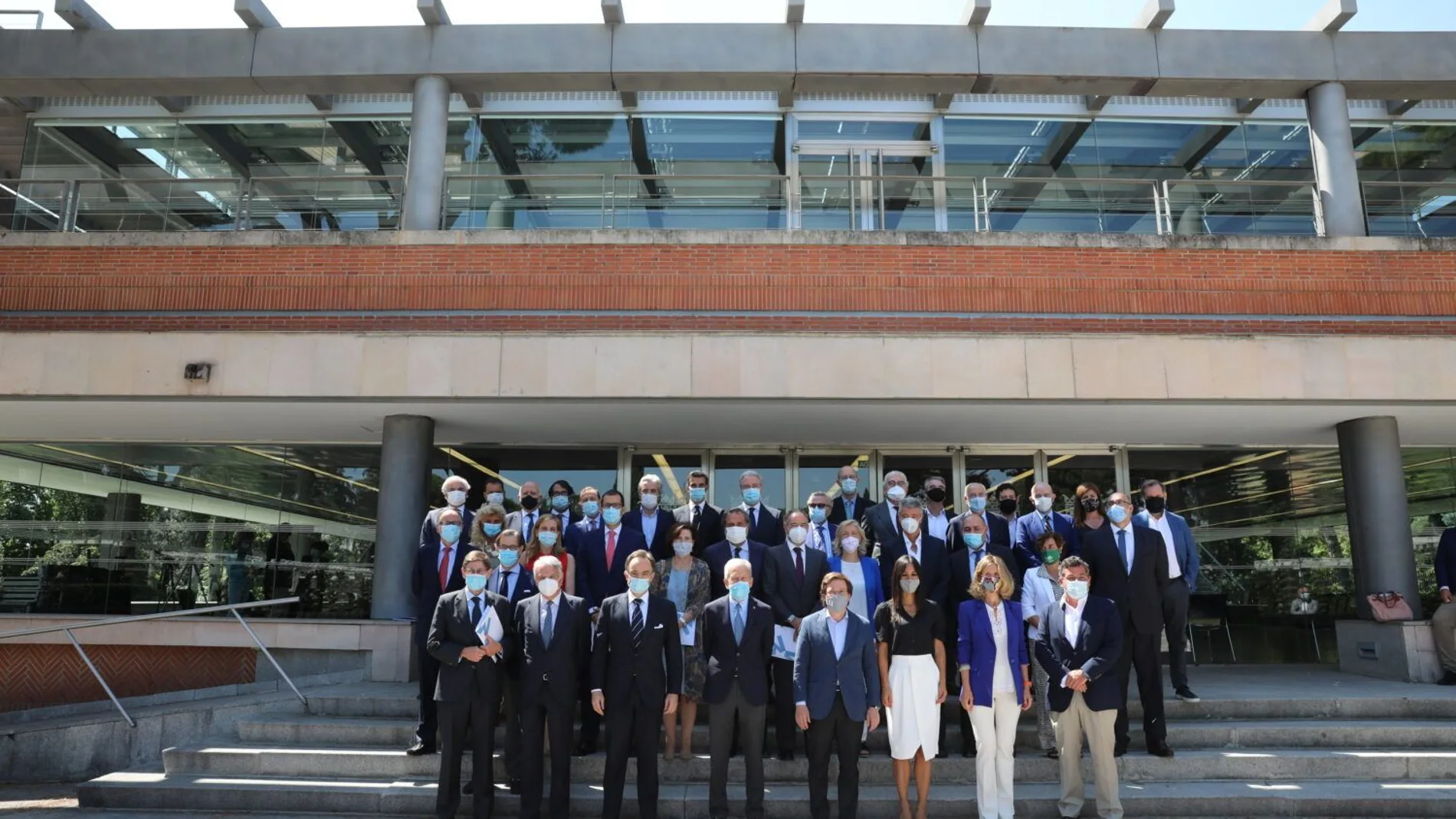 El alcalde de Madrid y la vicealcaldesa, con los altos representantes de las empresas y entidades sociales que conforman Madrid Futuro
