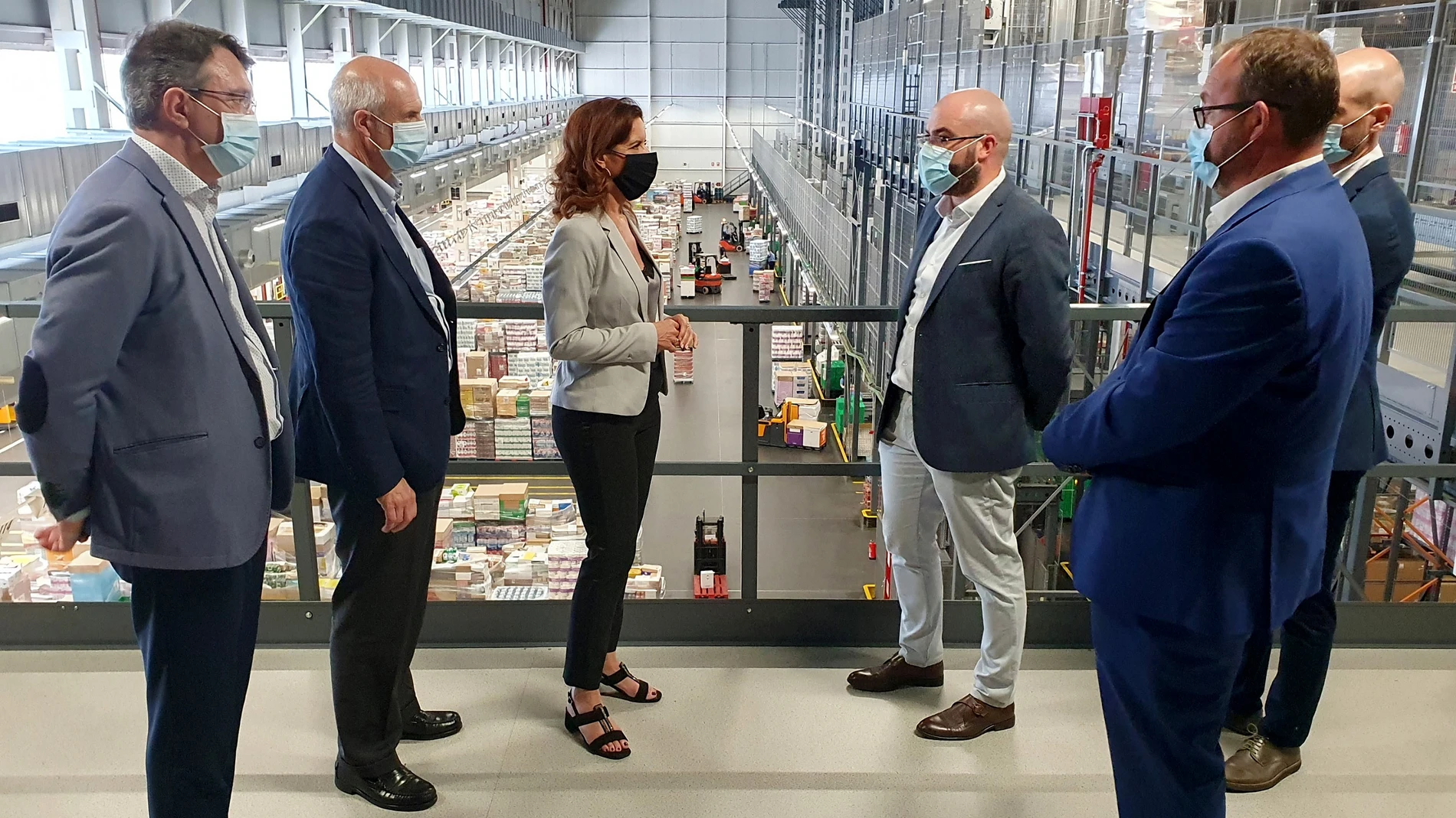 La consejera de Empleo e Industria, Carlota Amigo, visita el Bloque Logístico de Mercadona en el polígono industrial de Villadangos del Páramo (León)