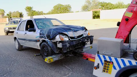 El coche con el que supuestamente la detenida atropelló a sus dos vecinos en una finca de Dos Hermanas