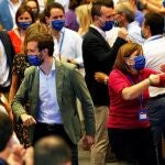 El presidente del PP, Pablo Casado, y la presidenta del PP-CV, Isabel Bonig, saludan a los militantes a su llegada a la clausura del decimoquinto congreso del partido de la provincia de Valencia