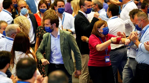El presidente del PP, Pablo Casado, y la presidenta del PP-CV, Isabel Bonig, saludan a los militantes a su llegada a la clausura del decimoquinto congreso del partido de la provincia de Valencia