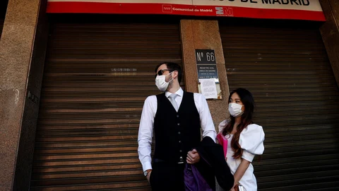 Una pareja que contrajo matrimonio a puerta cerrada durante el estado de alarma