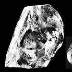 Diamante Cullinan en bruto, al lado de una de las piezas extraídas.