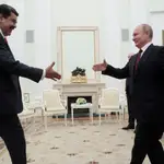 Vladimir Putin saluda a Maduro durante un encuentro en Moscú en 2019