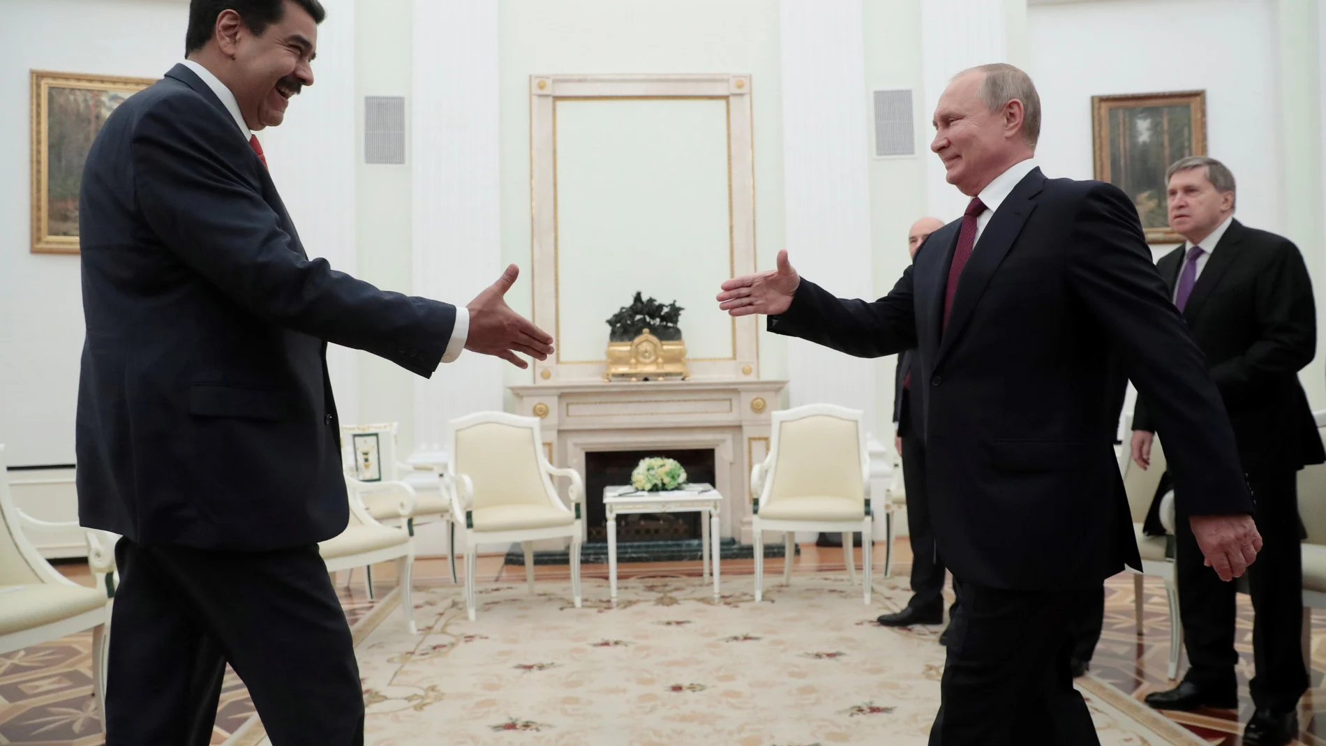 Vladimir Putin saluda a Maduro durante un encuentro en Moscú en 2019