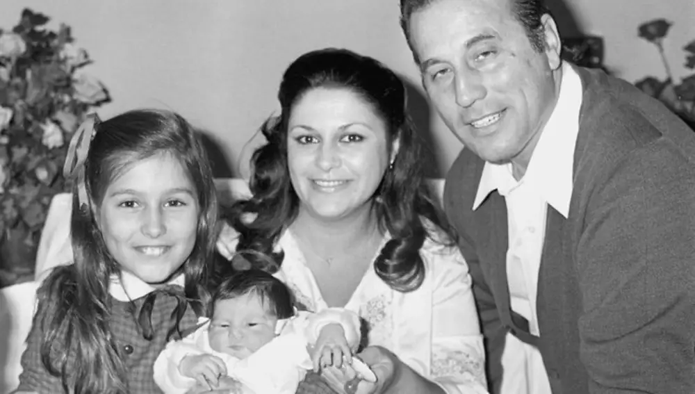 Victoriano Valencia y su esposa Paloma Díaz, tras el nacimiento de su segundo hijo y con su hija Paloma Cuevas.