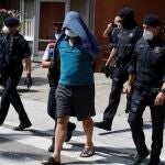 Los Mossos d'esquadra custodian a un detenido en una operación contra el terrorismo yihadista en Barcelona