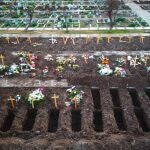 Vista aérea desde un dron este sábado de las fosas cavadas en el Cementerio de Flores para enterrar a los muertos por COVID-19, en Buenos Aires (Argentina). EFE/Juan Ignacio Roncoroni