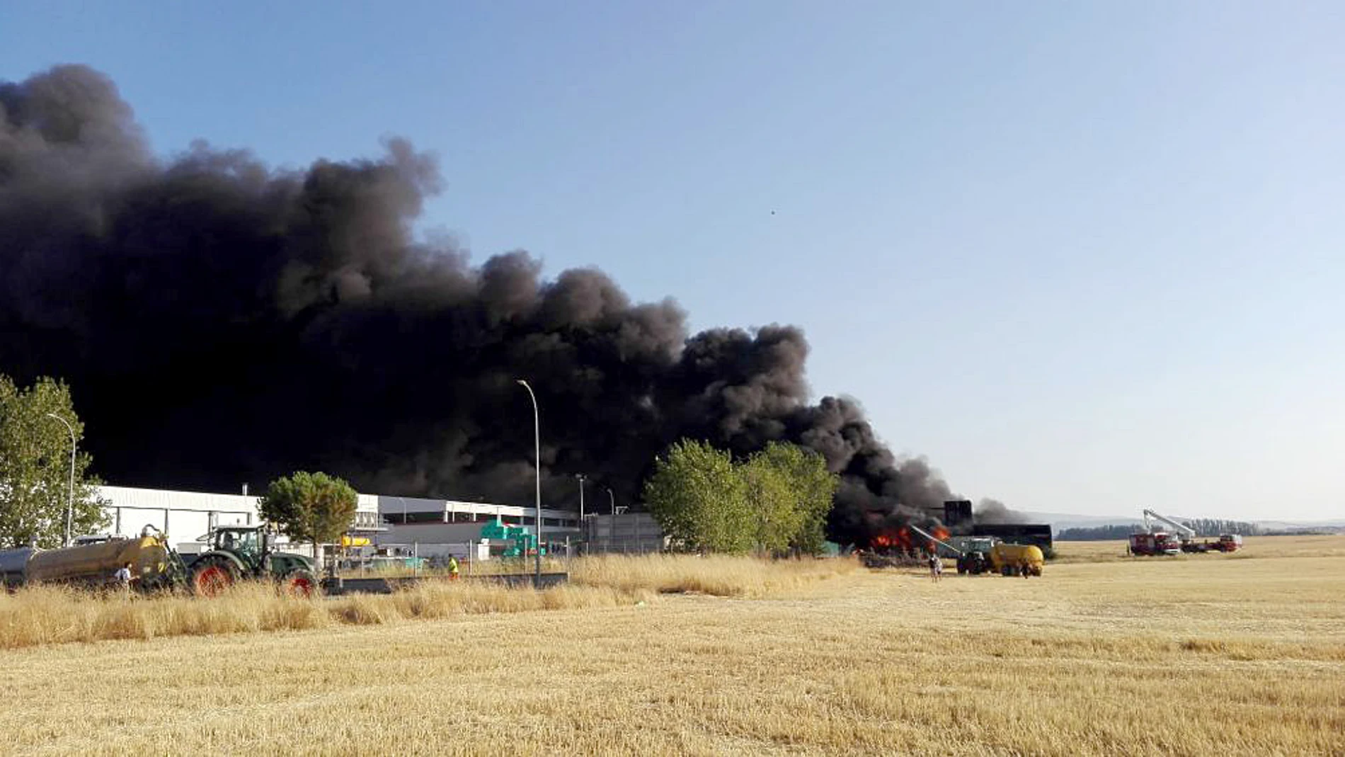 Incendio en una fábrica de pinturas situada en el polígono industrial de San Pedro del Arroyo (Ávila)
