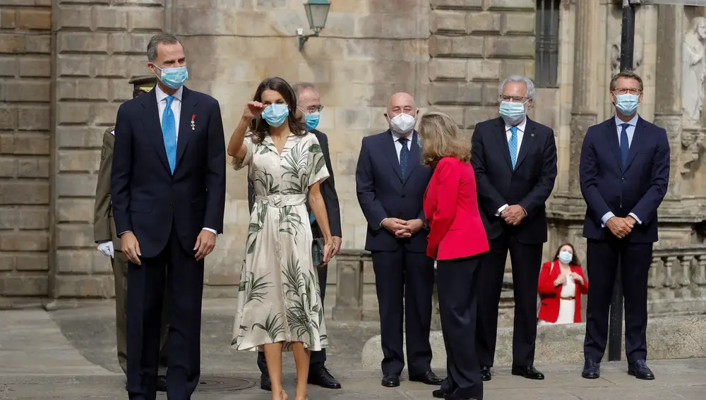 SANTIAGO DE COMPOSTELA, 25/07/2020.- El presidente de la Xunta de Galicia, Alberto Núlez Feijoo (d), la vicepresidenta tercera y ministra de Economía, Nadia Calviño (3d), y demás autoridades reciben a los reyes don Felipe (i) y doña Letizia (2i) a las puertas de la iglesia de San Martiño Pinario en Santiago de Compostela, este sábado. EFE/ Ballesteros