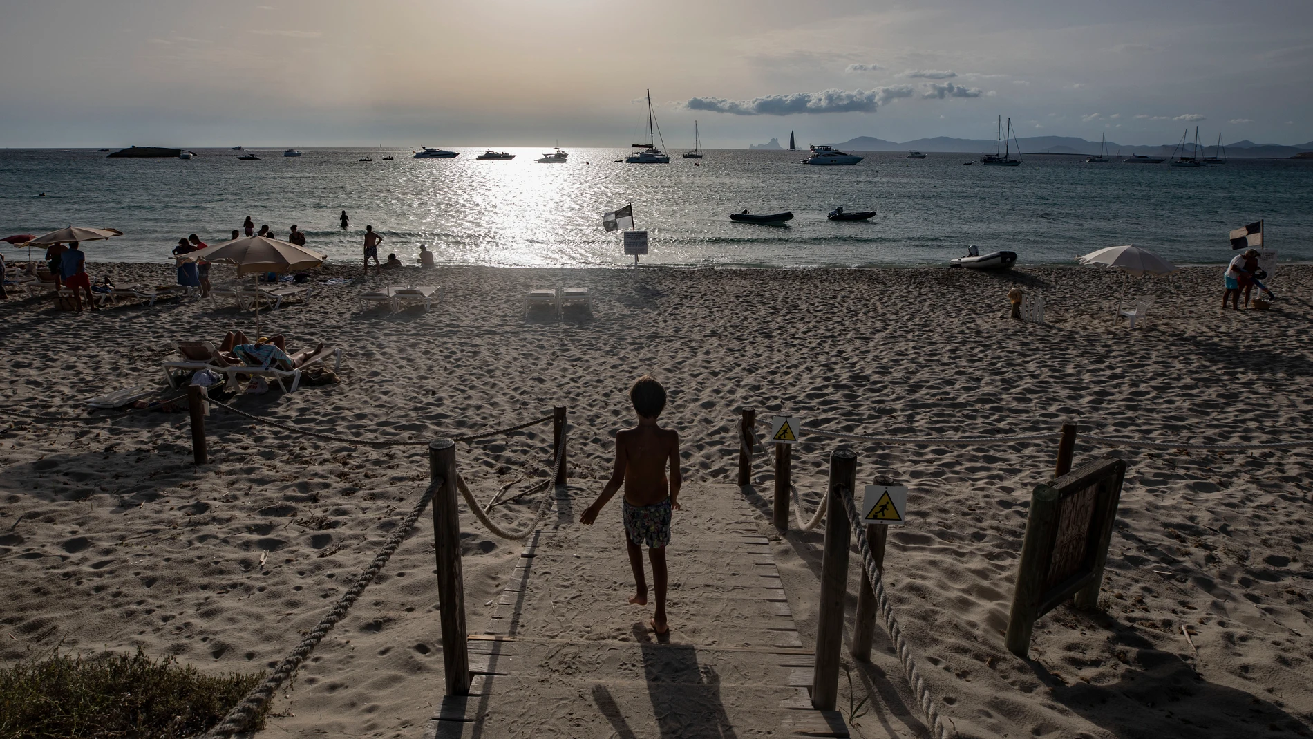 Contados turistas toman el sol en la mítica playa de Illetes, que otros años estaba a rebosar en estas fechas