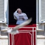 El Papa Francisco oficia el rezo del Angelus desde el balcón en la Plaza de San Pedro en el Vaticano