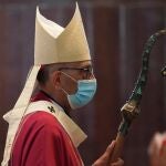 El cardenal Omella presidió la eucaristía ayer en Barcelona, con un aforo del 23 por ciento en la Sagrada Familia, mascarillas y distancia social entre los asistentes