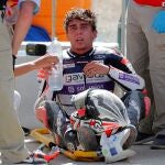 El piloto español de Moto3 Albert Arenas, es asistido tras su caída en Jerez