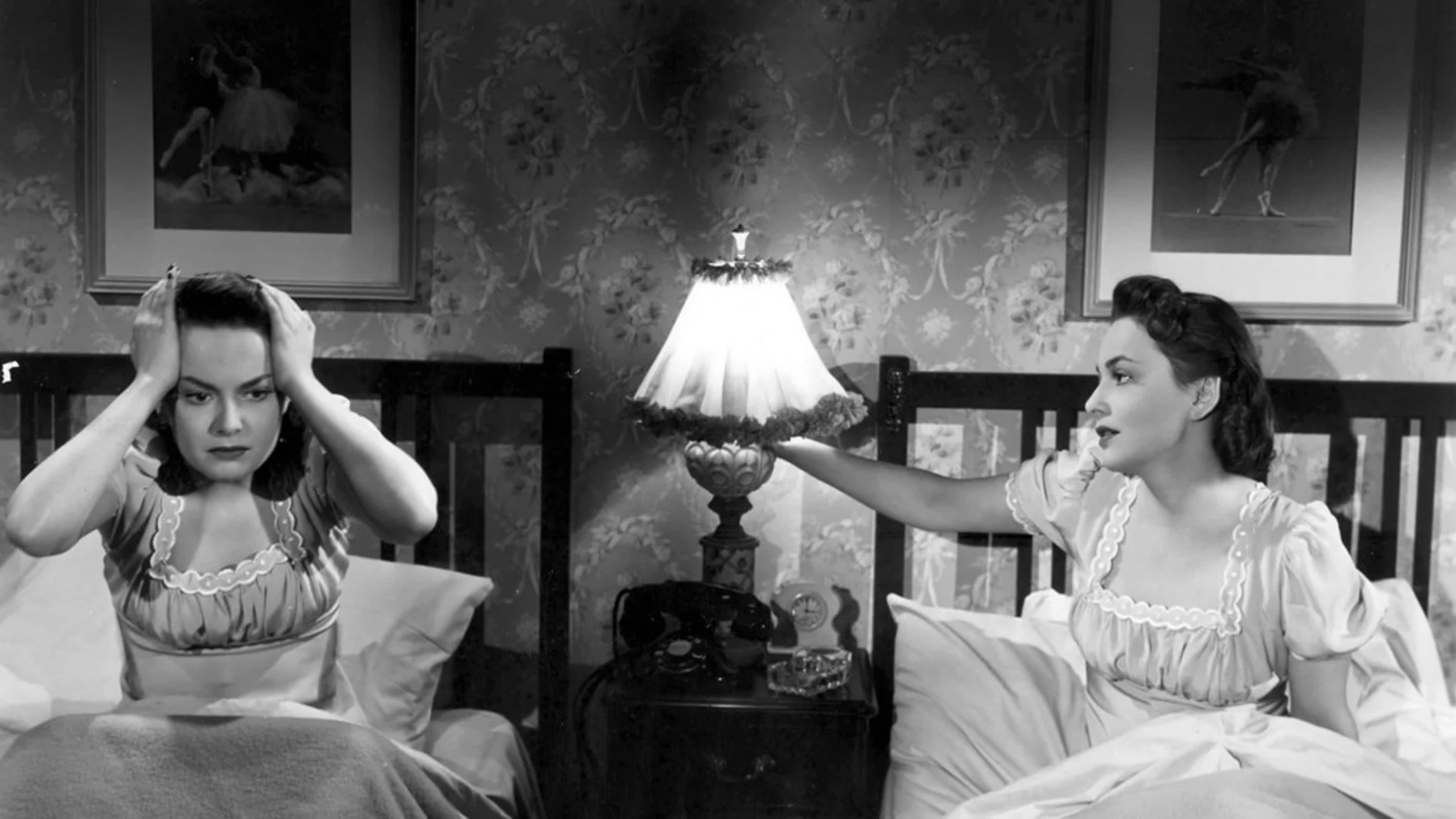 En "A través del espejo" (1946), dirigida por Robert Siodmak, Olivia de Havilland interpreta a dos gemelass