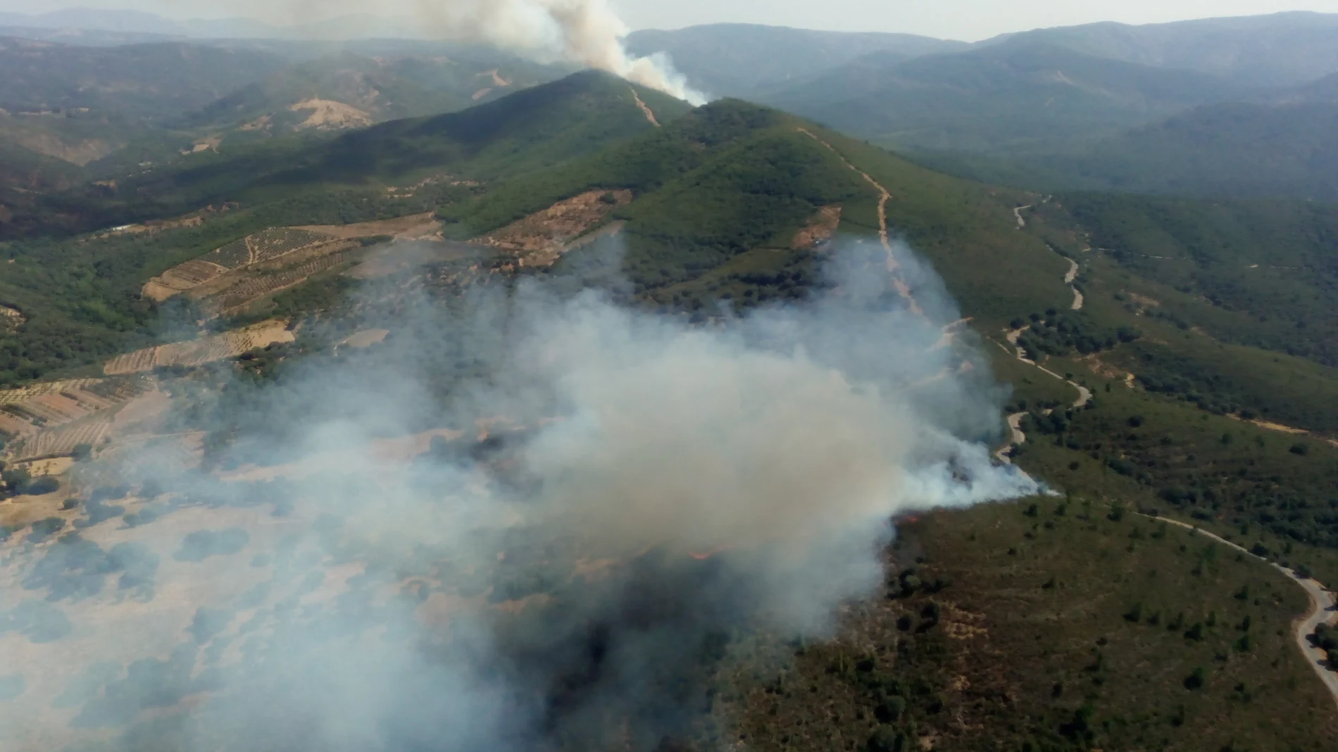 Imagen aérea de los dos focos del incendio en la Sierra de Francia y de Béjar