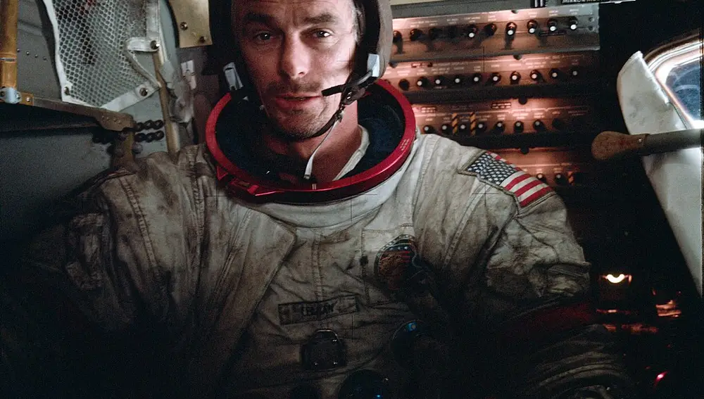 El astronauta Eugene Andrew Cernan dentro del módulo lunar durante la misión Apolo 17. Nótese el polvo que cubre su traje espacial.
