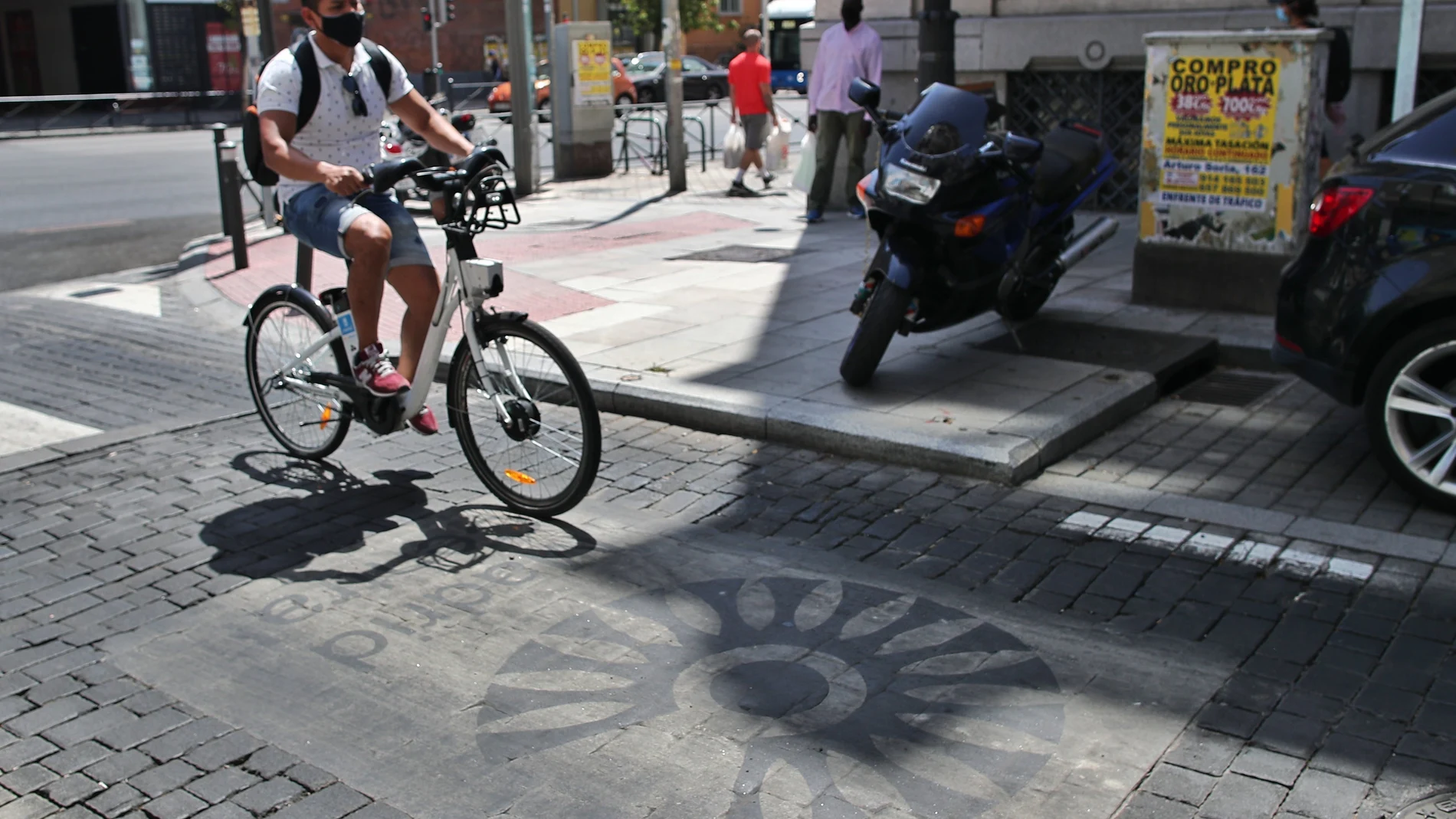 Un ciclista pasa por encima de un distintivo de Madrid Central en Madrid
