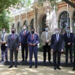 El presidente de la Junta (c) rodeado por los alcaldes de las ocho capitales de provincia