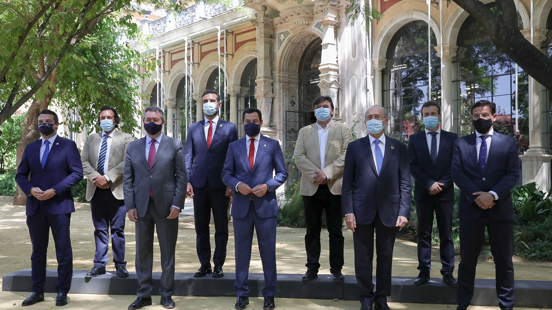 El presidente de la Junta (c) rodeado por los alcaldes de las ocho capitales de provincia